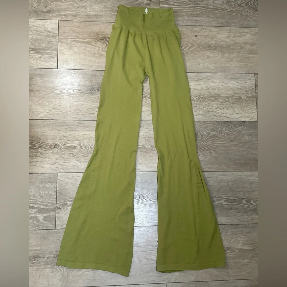 •Sold• FP Movement *Rare* Good Karma Flare Leggings In Olive Green - Picture 3 of 10